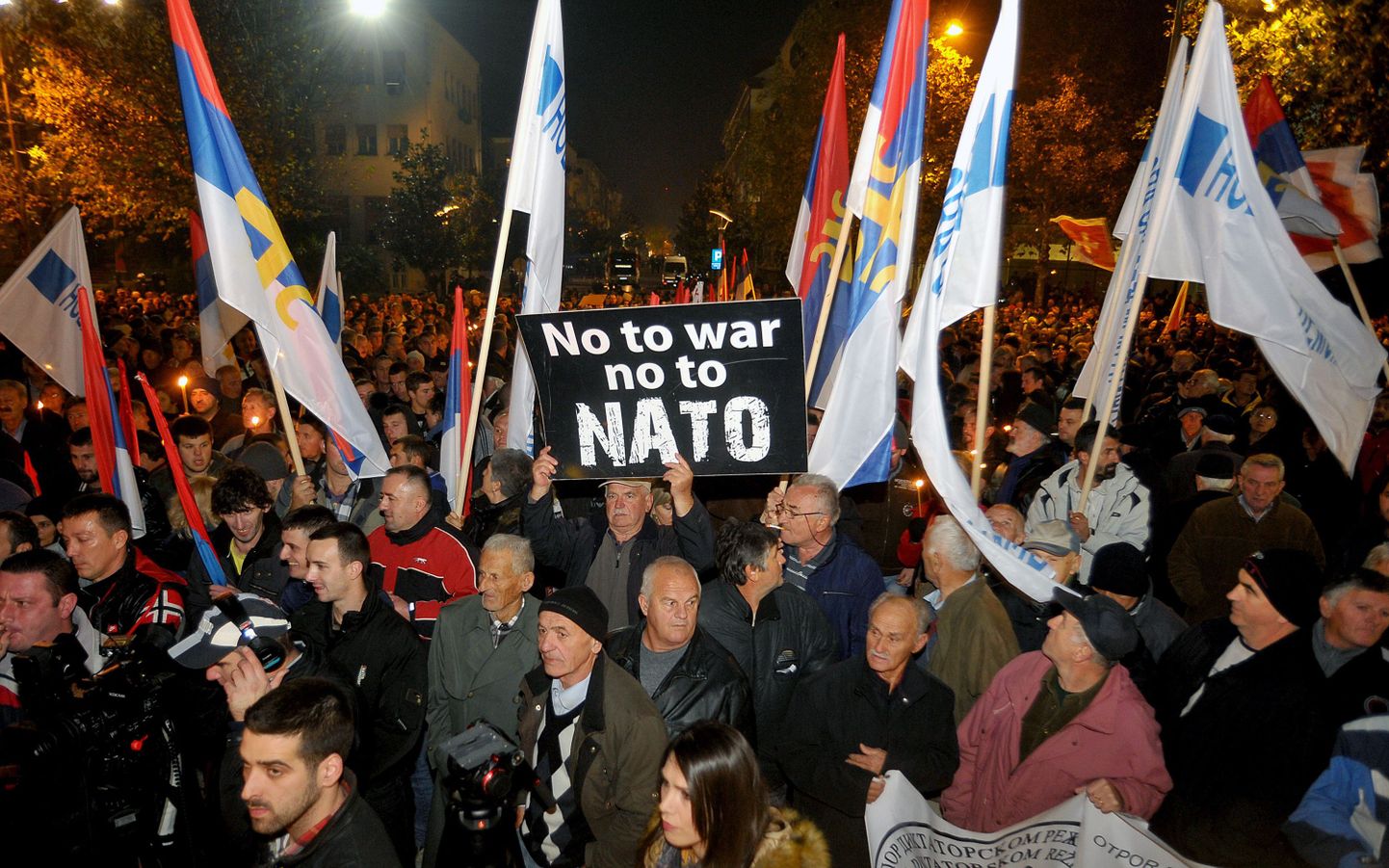 Montenegro Venemaa-meelsed NATO vastased 2015. meelt avaldamas.