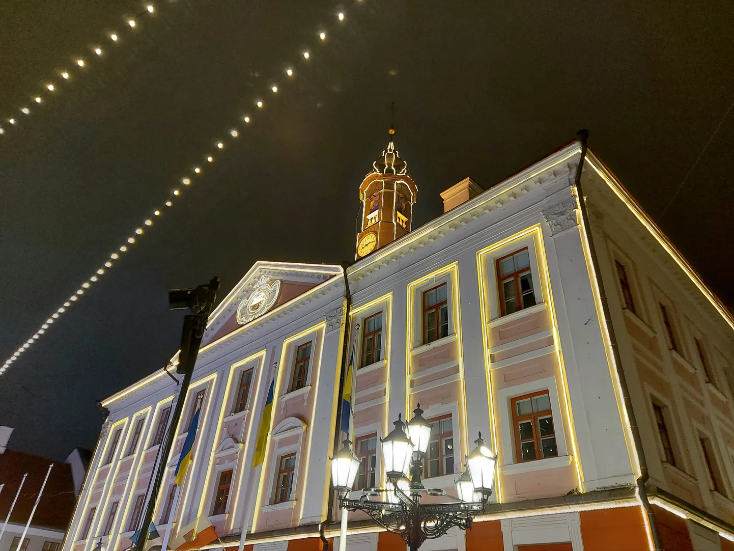 Kariljoni kellad asuvad raekoja tornis. Pilt on tehtud 2022. aasta viimasel õhtul.