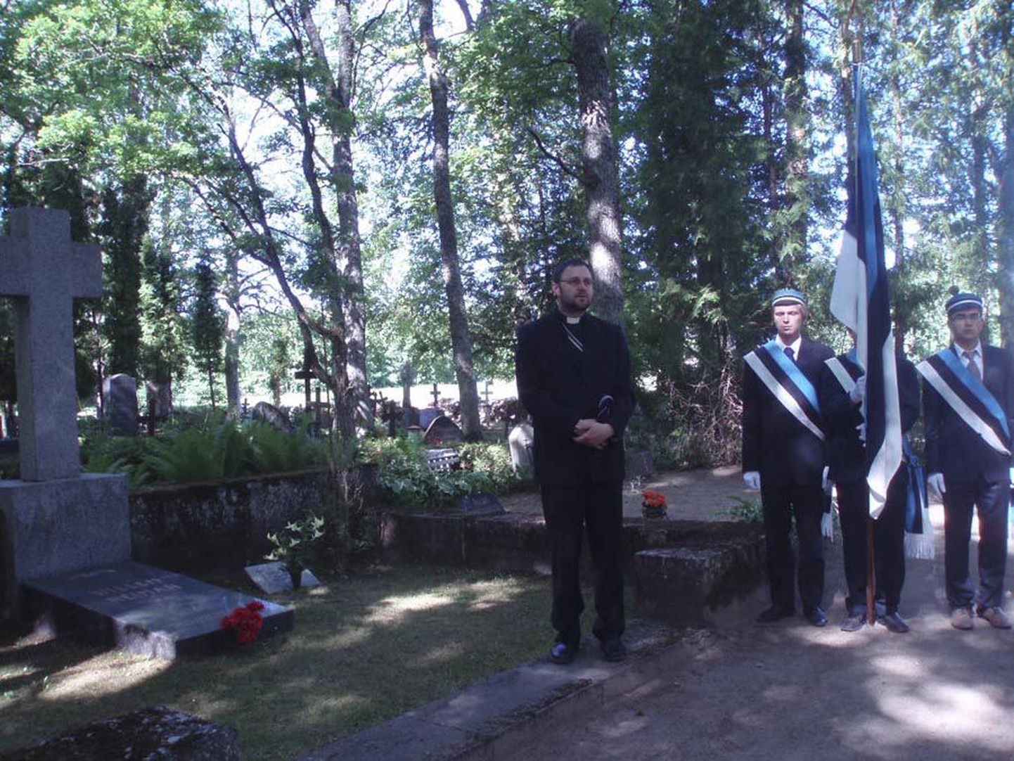 Kalmistul ütles avasõnad ja pidas palvuse Villem Reimani kolleegiumi esimees, Tartu Peetri koguduse õpetaja Ants Tooming.