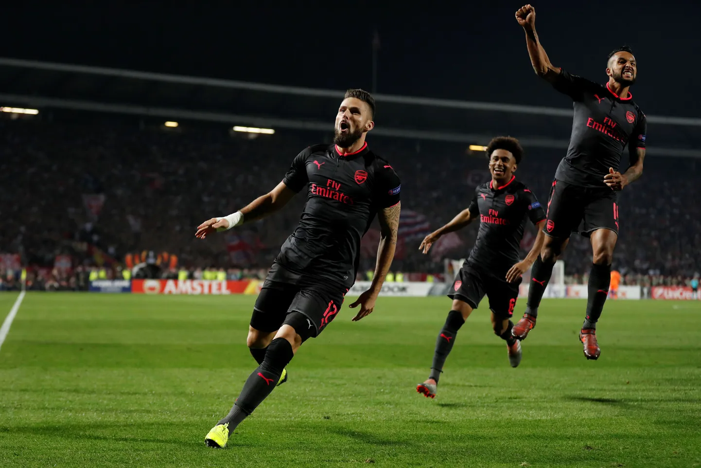 Londoni Arsenali mängijad võiduväravat tähistamas.