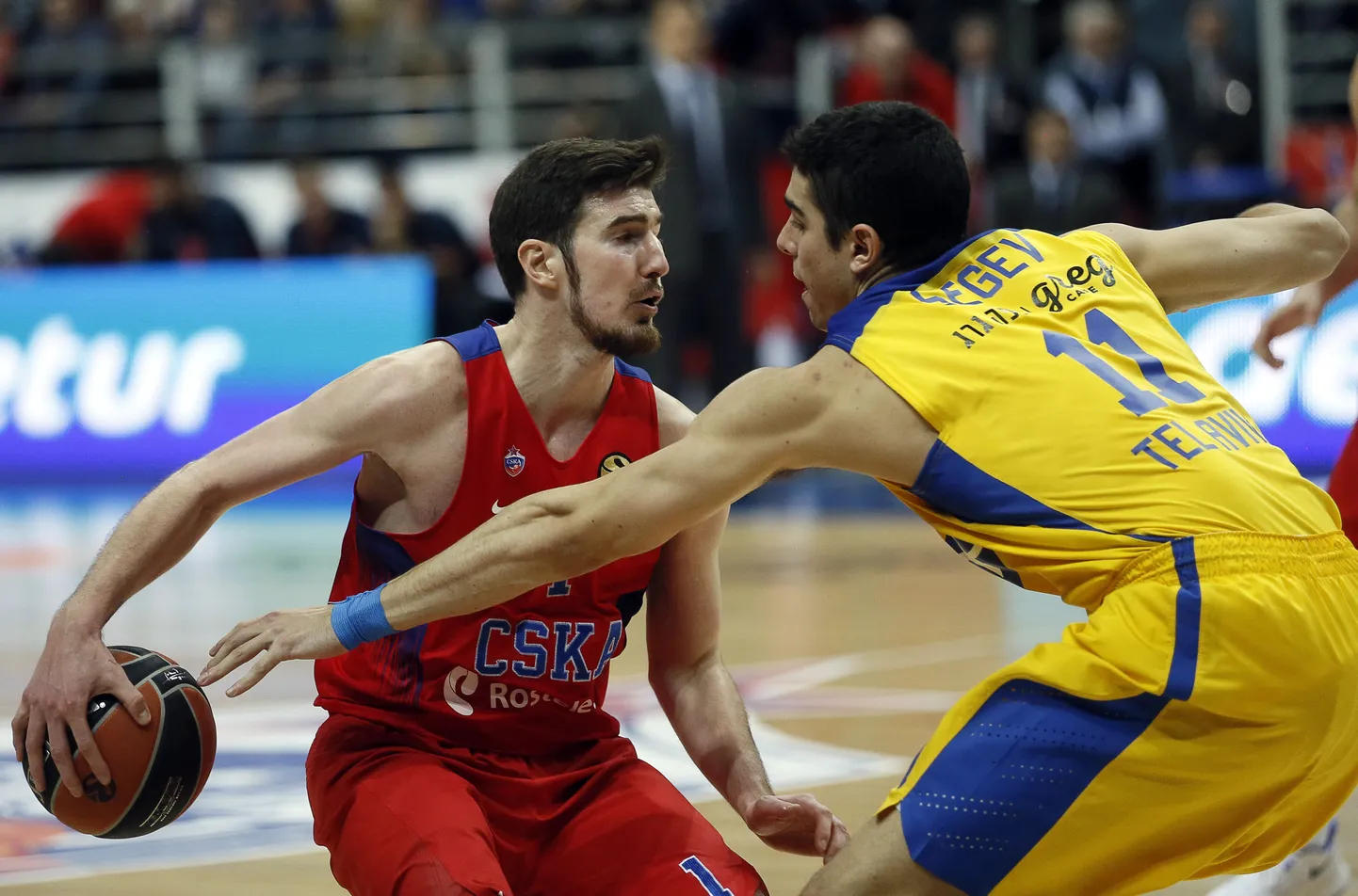 Nando de Colo (vasakul).