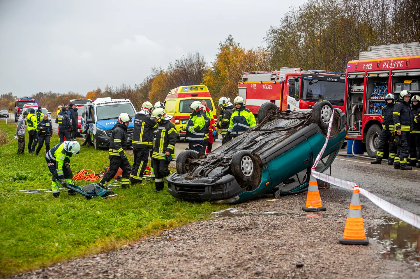 Õnneks vaid õppus: liiklusõnnetuste tagajärgedega võitlemiseks korraldatakse aeg-ajalt õppusi, nagu see eelmise aasta oktoobris Kuressaares Aia tänaval. Kahjuks juhtub palju tihedamini päris õnnetusi.
