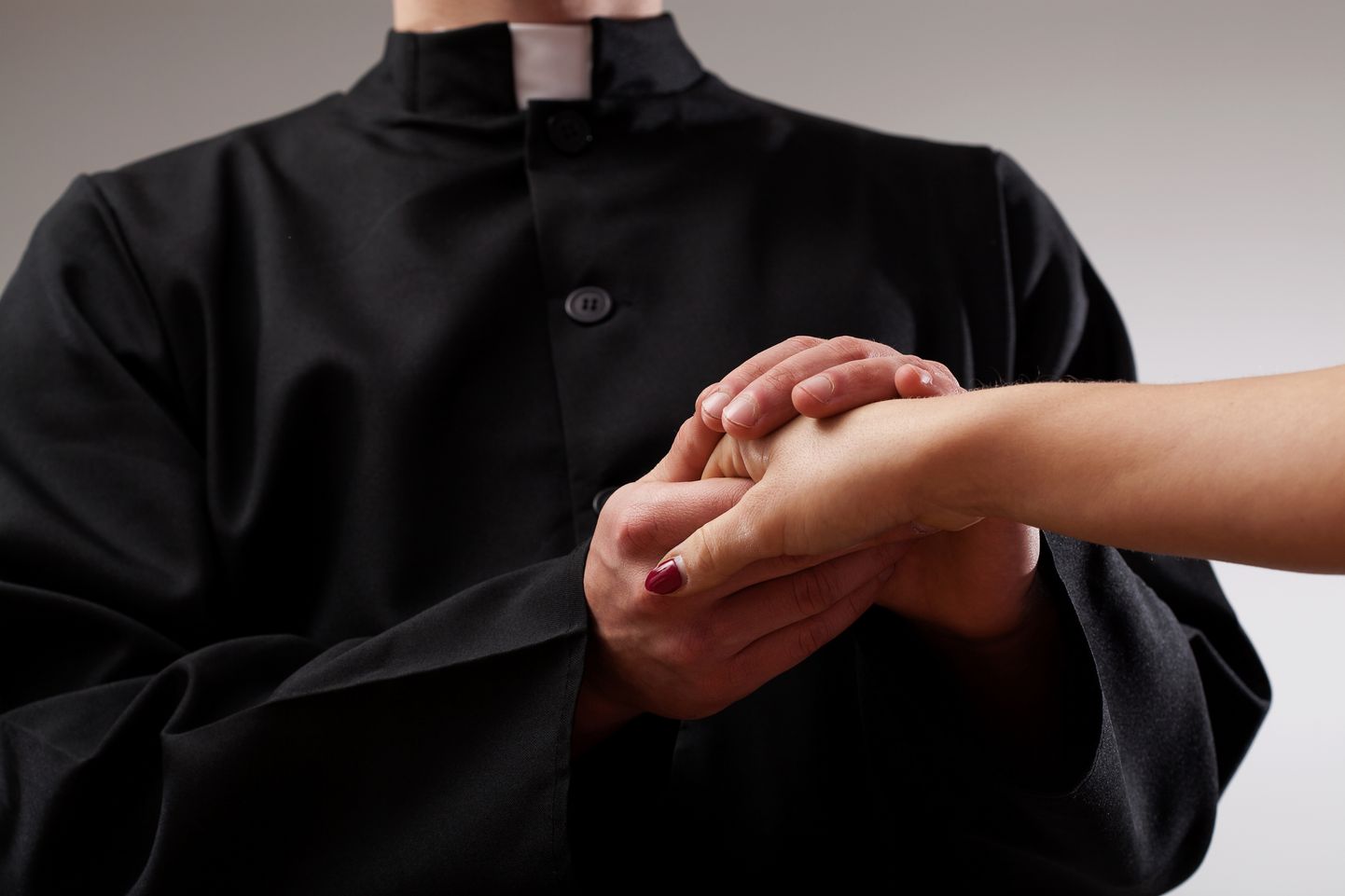 Preester naise kätt hoidmas. Pilt on illustratiivne.