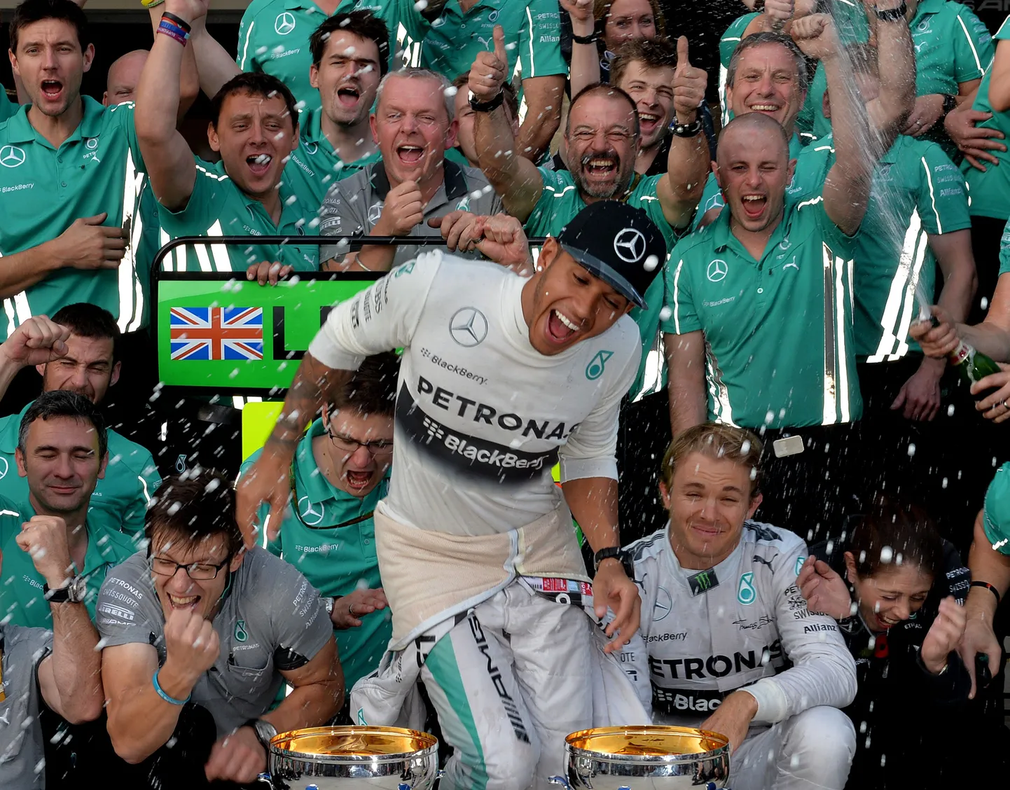 Lewis Hamilton (keskel) tähistamas USA etapil saavutatud esikohta.