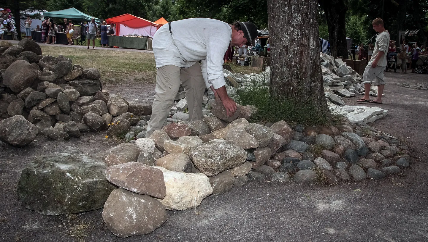 Kiviaia ehitamine Pärnu hansapäevadel.