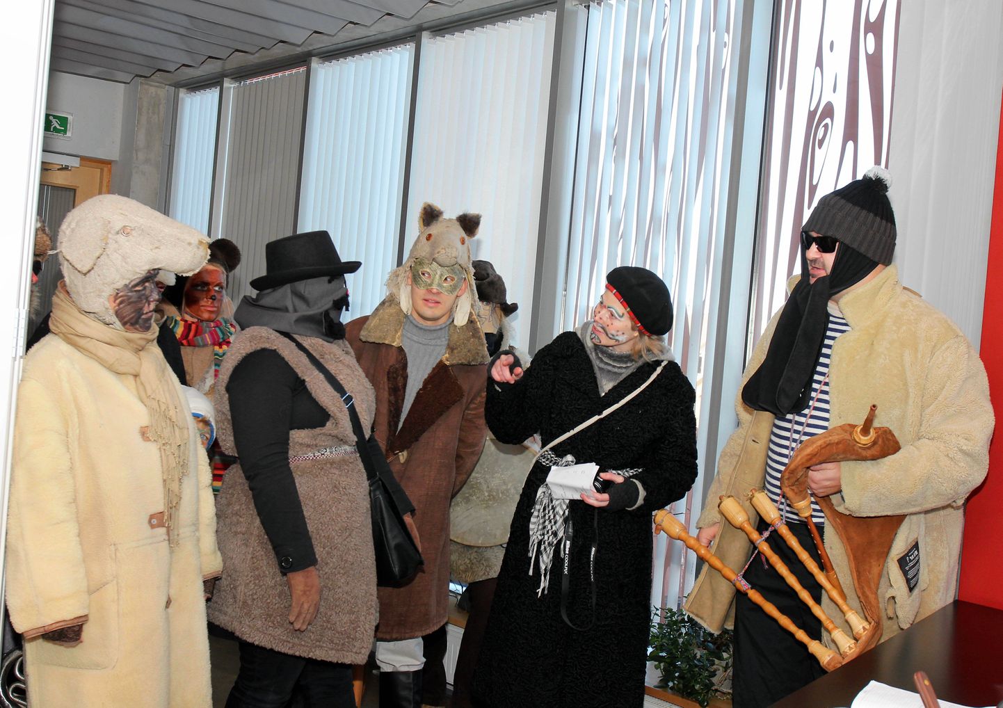 Pärimusmuusika keskuse mardisandid külastasid hommikusel ringkäigul ka "Sakala" toimetust.