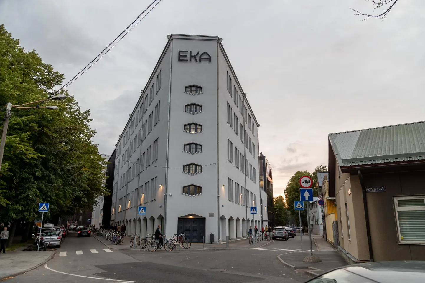 EKA maja väljastpoolt vaadatuna.