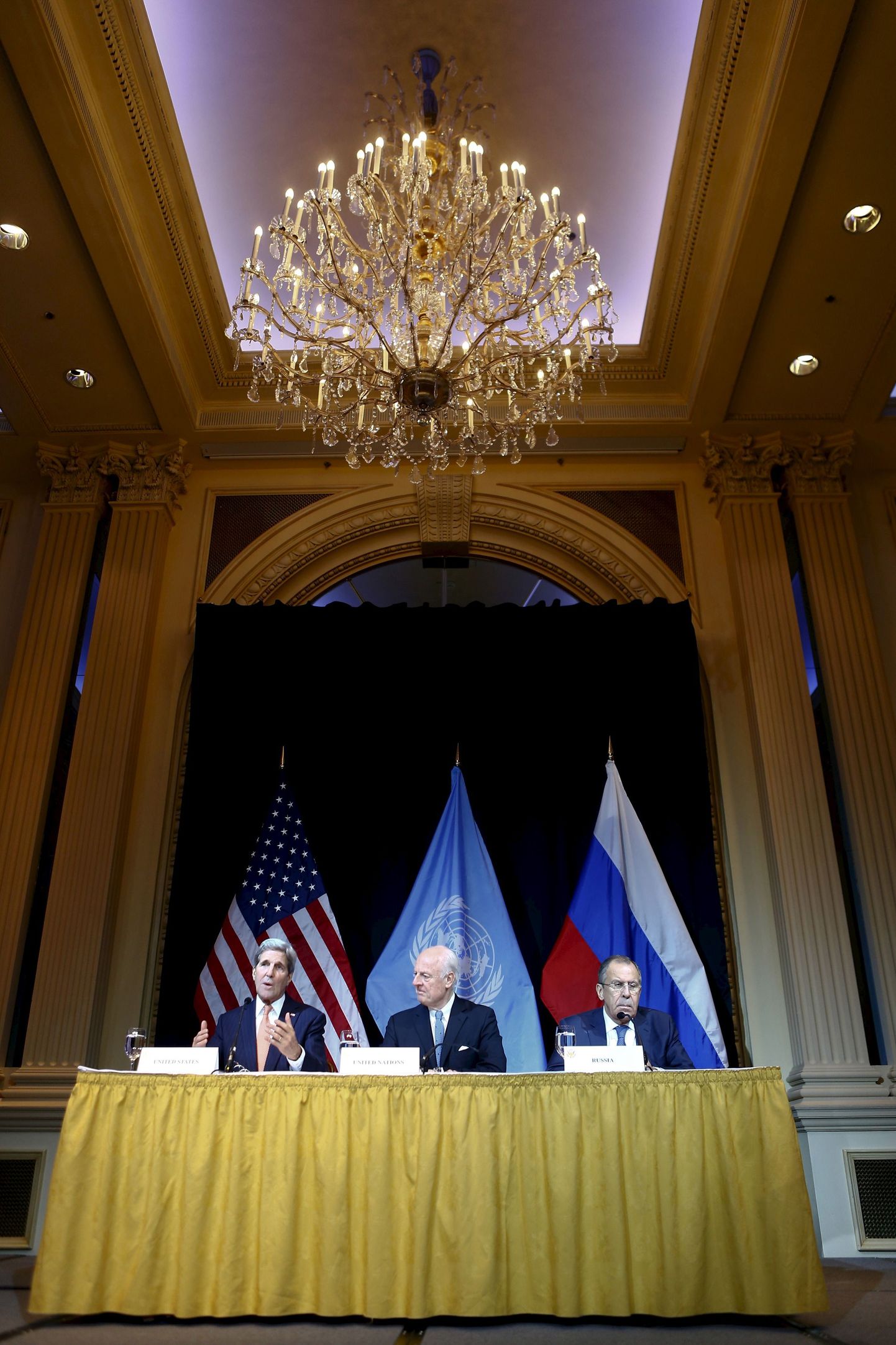 USA välisminister John Kerry (vasakul), Venemaa välisminister Sergei Lavrov (paremal) ja Staffan de Mistura, Süüria ÜRO esindaja Süüria küsimuses  pressikonverentsil pärast Viini tippkohtumist.