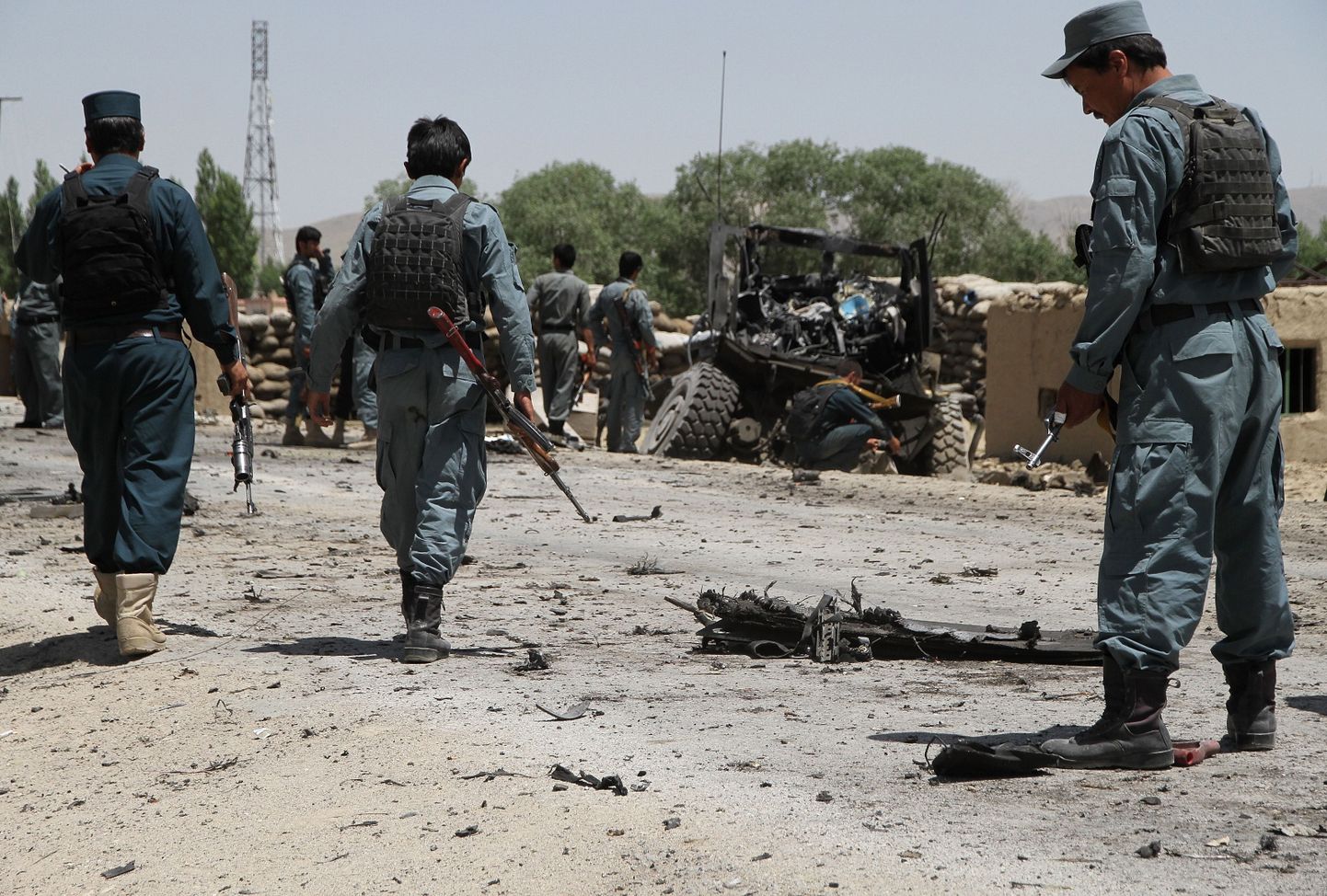 Afganistani politseinikud kõnnivad täna samuti isetehtud lõhkeseadeldise otsa sõitnud Poola soomustatud auto läheduses Ghazni provintsis. Plahvatuses sai viga kolm tsiviilisikut.