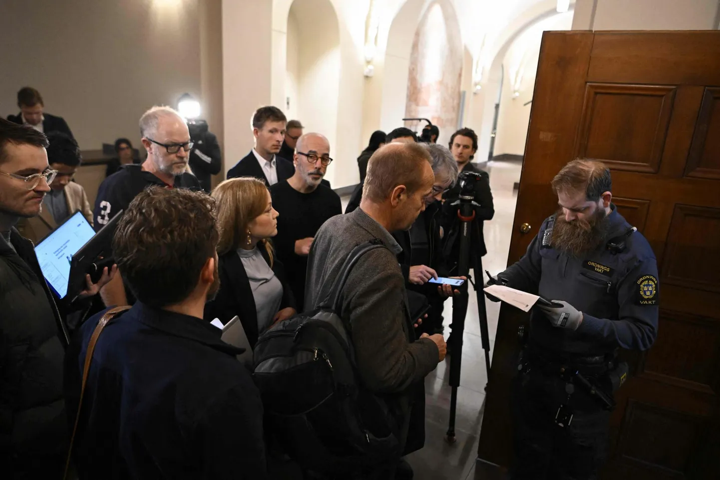 Protsessile lubatud isikud suundumas kohtusaali.