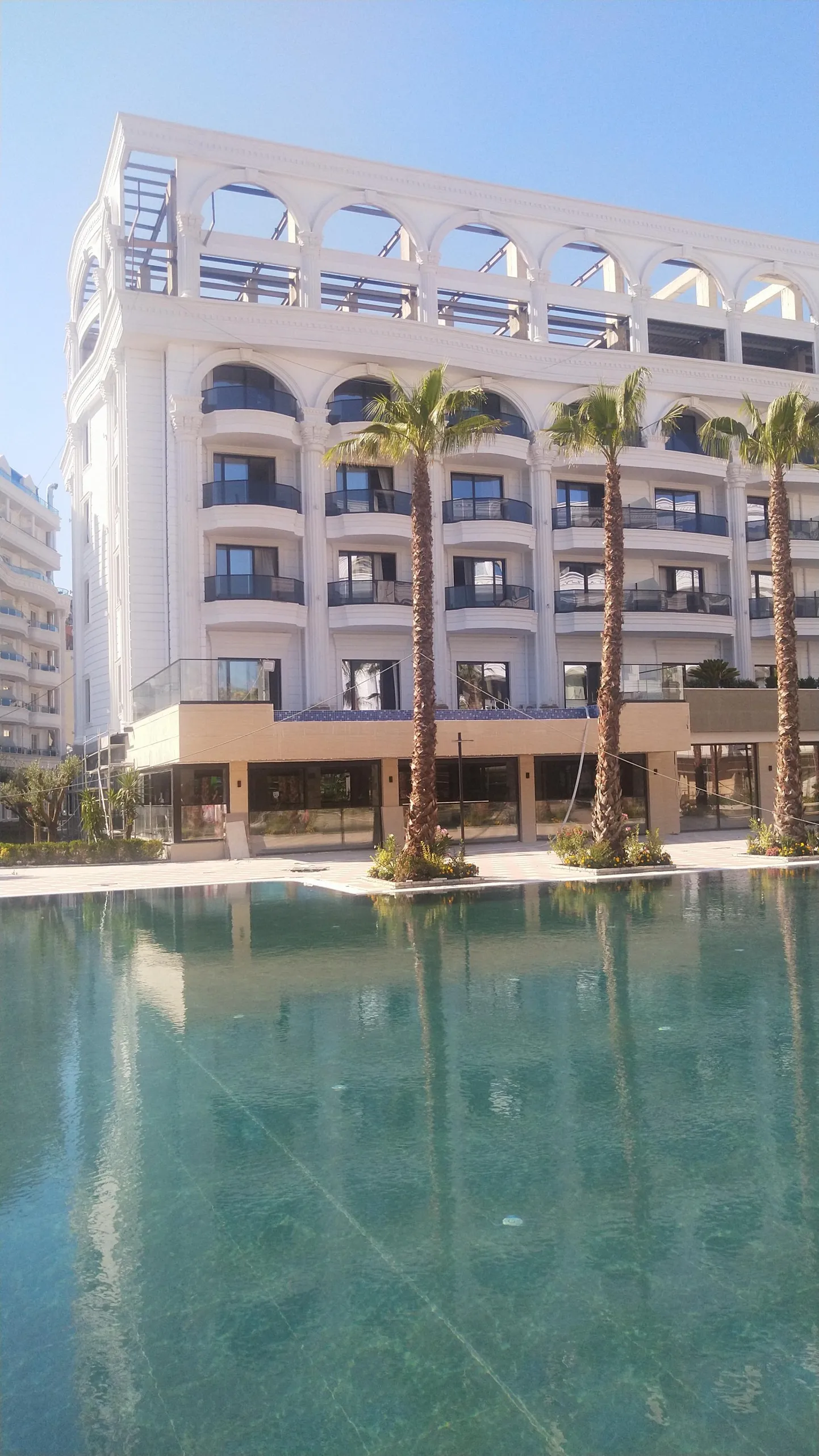 Hotell, kus pidime ööbima ka meie. Nagu näha, kaks kolmandikku on juba valmis. Teisel pool maja selgus, et tegelikult natuke vähem.
