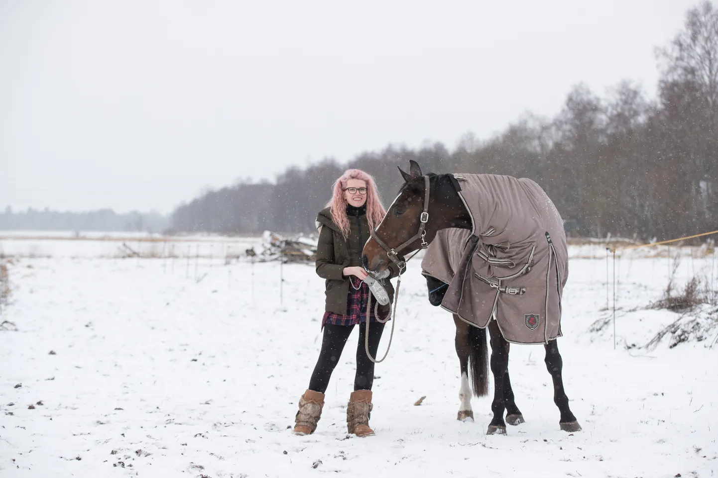Kristel Kruustük oma kuueaastase hobuse Rockefelleriga Harjumaal Saue lähedal Rahula tallides. Rockefelleri hüüdnimi on Rocky. Tal on sünnipäev Kristeli abikaasa Markoga samal päeval.
