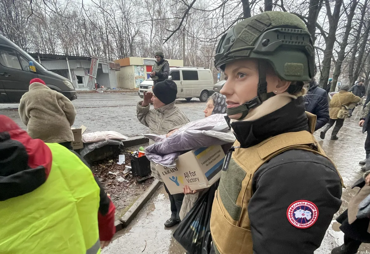 Slava Ukraini tegevjuht Johanna-Maria Lehtme jagab Bahmutis «Lootuse jõulude» kampaania abipakke.