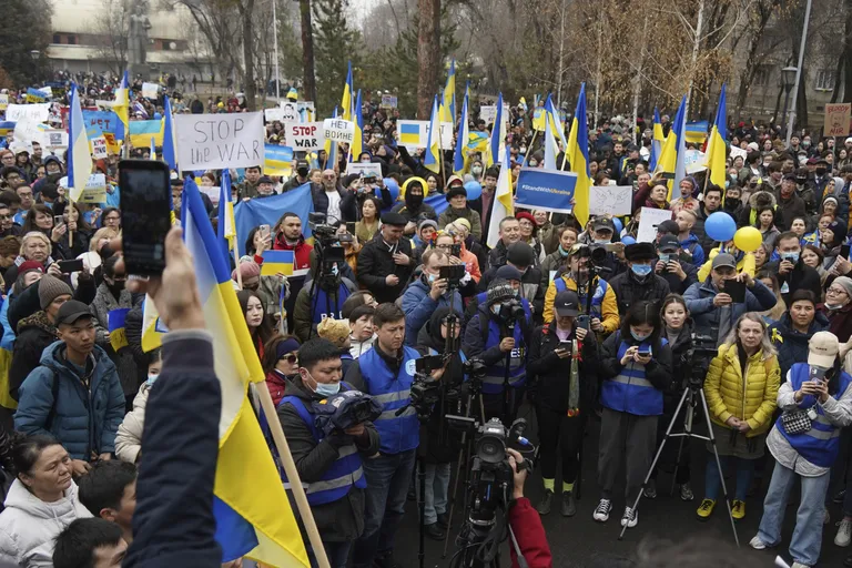 6. märtsil Almatõsse kogunenud rahvahulk näitamas rahumeelselt oma solidaarsust Ukrainaga.