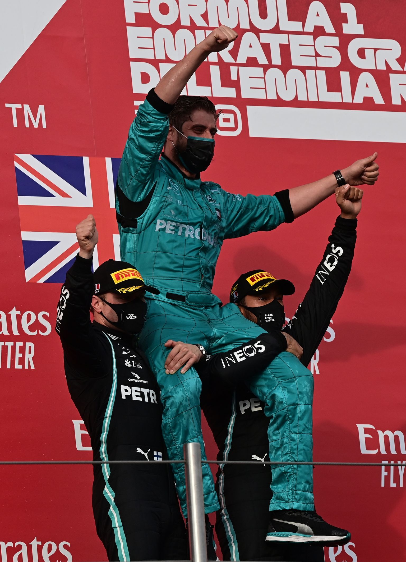 Lewis Hamilton (paremal) ja Valtteri Bottas (vasakul) tõstmas tiimi(liiget) esikohale.