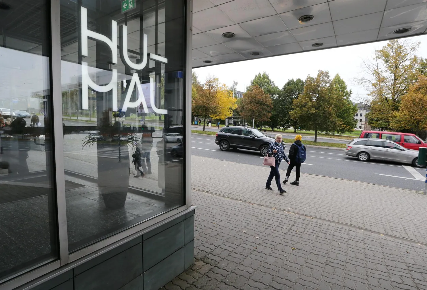 Humala sündi panustas hotell Pallas, mille omanik Verni Loodmaa kuulub ka restorani juhatusse, samuti pani restorani rajamisele õla alla EAS, mis toetas projekti 200 000 euroga.