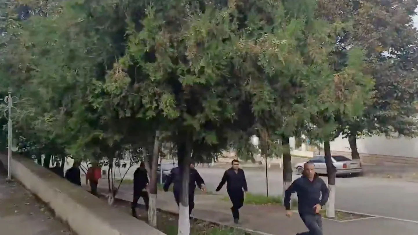 Inimesed põgenevad täna Mägi-Karabahhi keskuses Xankəndis (Stephanakertis) plahvatuste ja tulistamise eest.