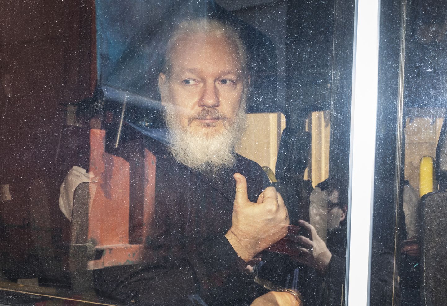 Julian Assange saabumas Westminsteri kohtusse.