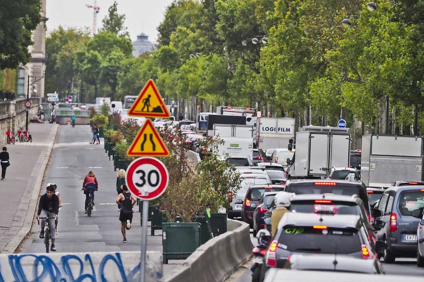 В Париже стартовала самая массовая с 2007 года забастовка транспортников.