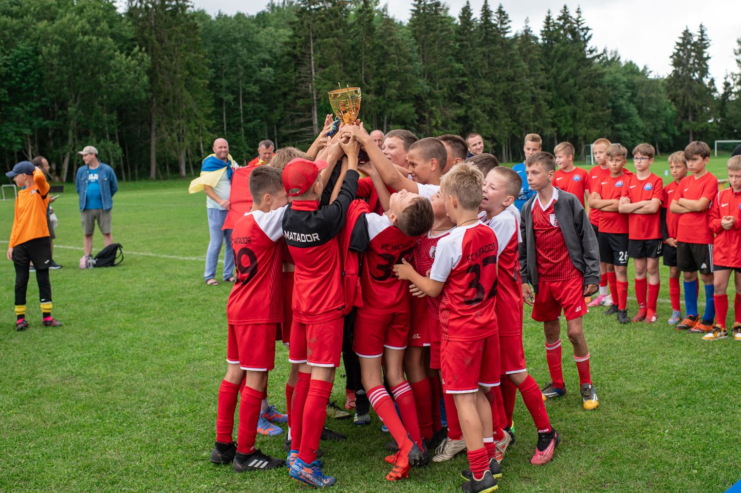 Paide Linnameeskonna korraldatud turniiril kolmanda koha saanud Ukraina meeskond FK Matador võidukarikat tõstmas. Exmet Ülejõe Karikas 2023.