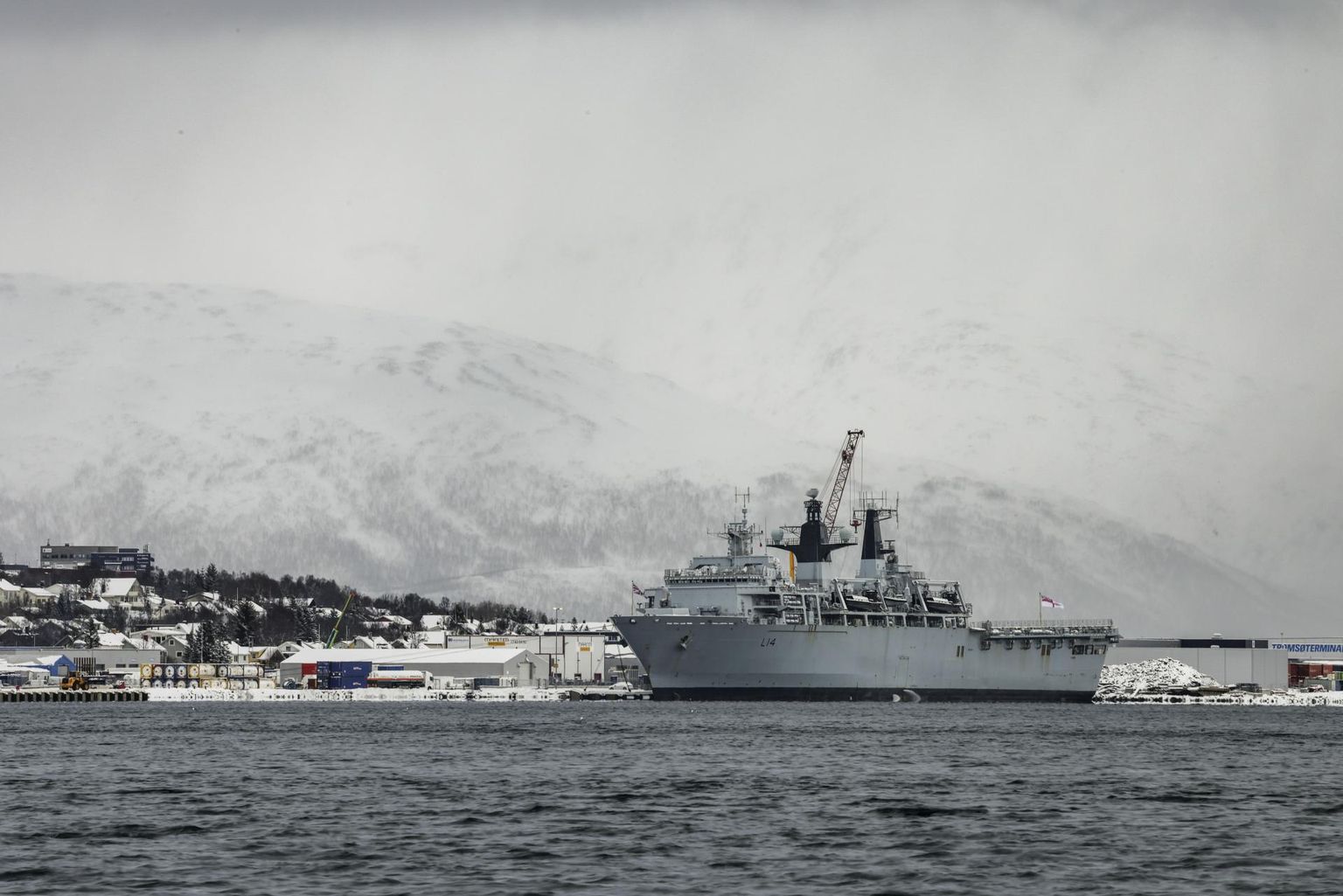 Briti mereväe laev HMS Albion tänavu märtsis NATO õppuse Cold Response 2022 ajal Tromsøs, kus teadustööd tegi ka väidetav Vene spioon.