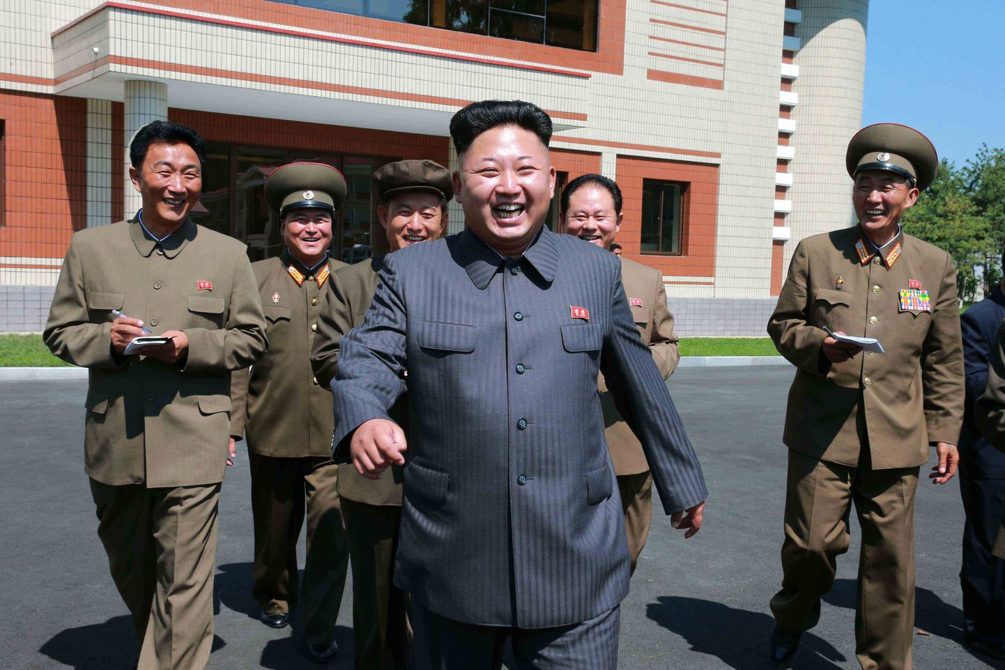 Kim Jong-un (esiplaanil)