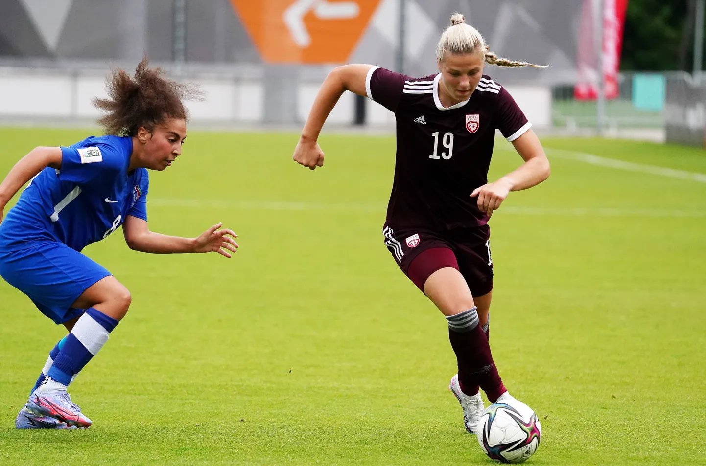 Latvijas sieviešu futbola izlases spēlētāja Karlīna Miksone (nr.19,).