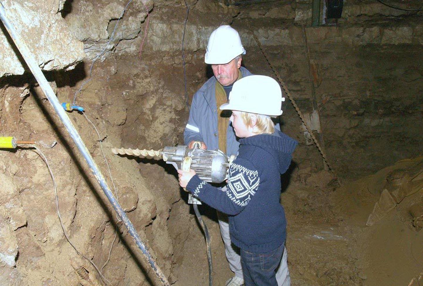 Iga ekskursant võib kaevanduses ise proovida, kuidas käib lõhkelaengute tarbeks aukude puurimine. Lõhkamise viib aga läbi spetsialist.