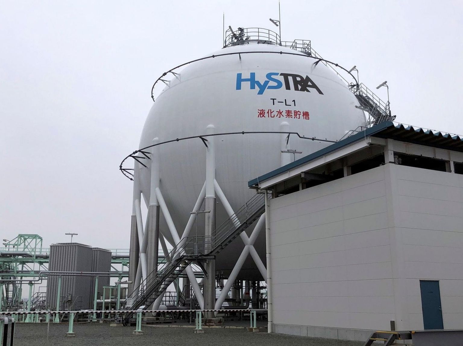 Süsinikuheitmevabalt toodetud veeldatud vesiniku mahuti Kobe lennujaama läheduses Jaapanis. Kawasaki ehitatud mahuti on osa Jaapani laienevast vesinikutaristust. 2050. aastaks soovitakse seal ulatuslikult üle minna vesinikupõhisele majandusele. 