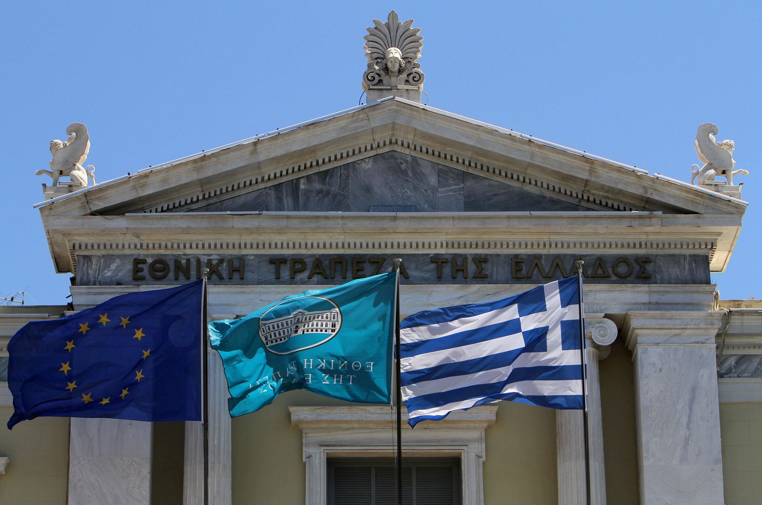 Kreeka suurima kommertspanga Kreeka rahvuspanga peahoone Ateenas. Reitinguagentuur Moody's langetas eile üheksa Kreeka panga finantstugevuse, hoiuste ning pikaajaliste võlakohustuste reitingut.