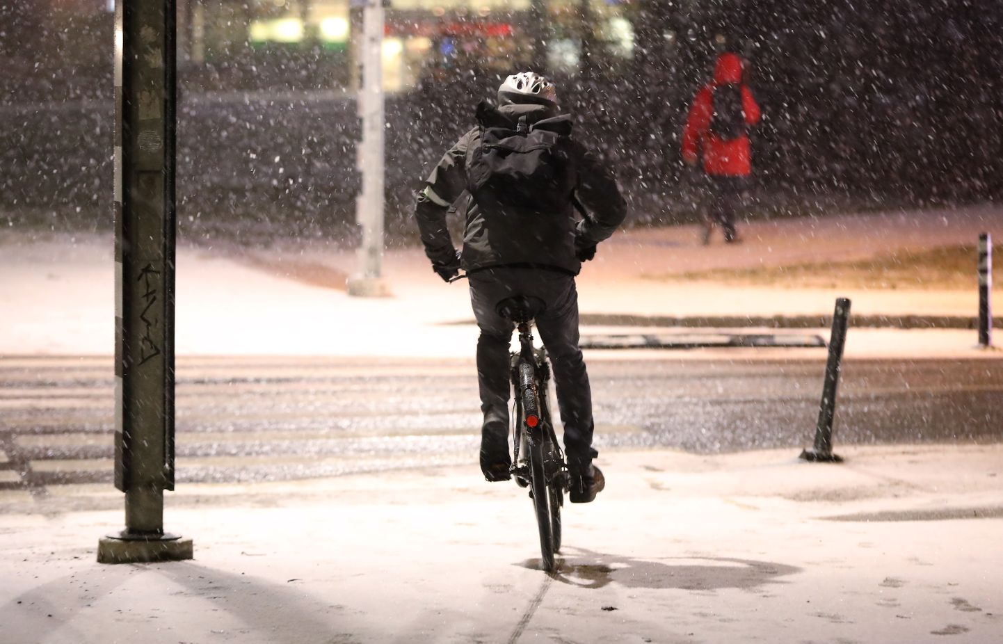 Велосипедист во время снегопада. Иллюстративное фото