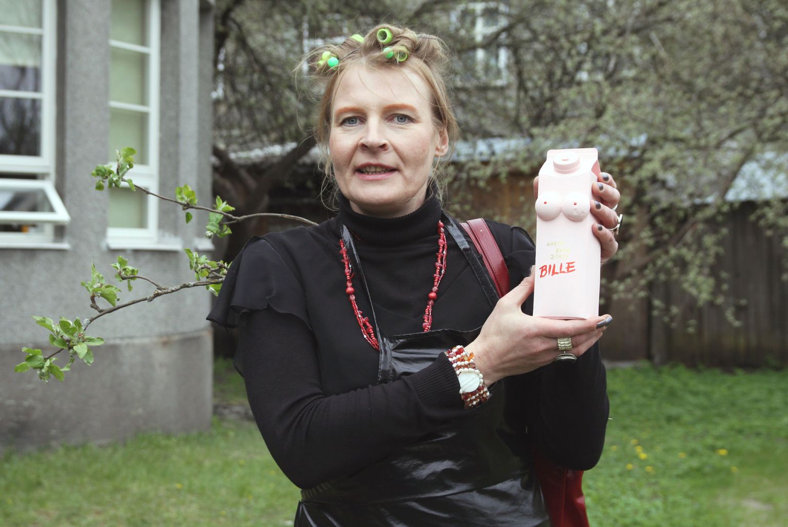 Mari Kartau on sellel pildil tegevuses kunstnikele auhindade üleandmisega Pärnus mai algul 2009.