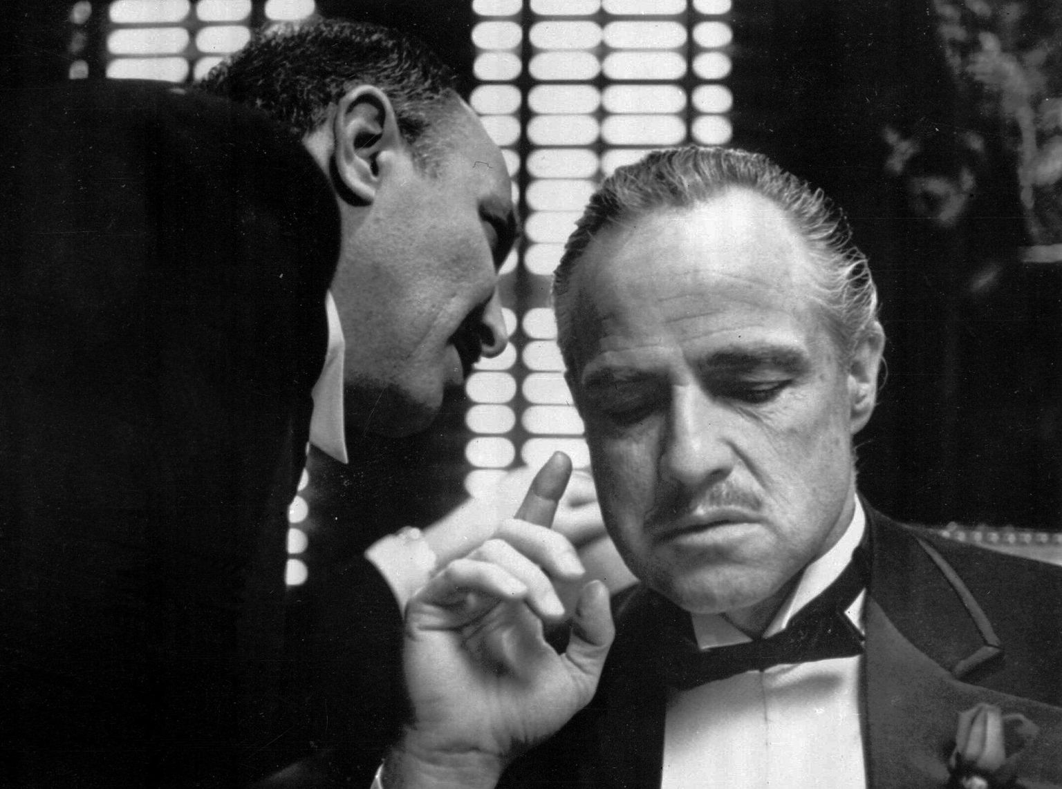 Stseen filmist «Ristiisa». Esiplaanil maffiaperekonna pea Vito Don Corleone (Marlon Brando).