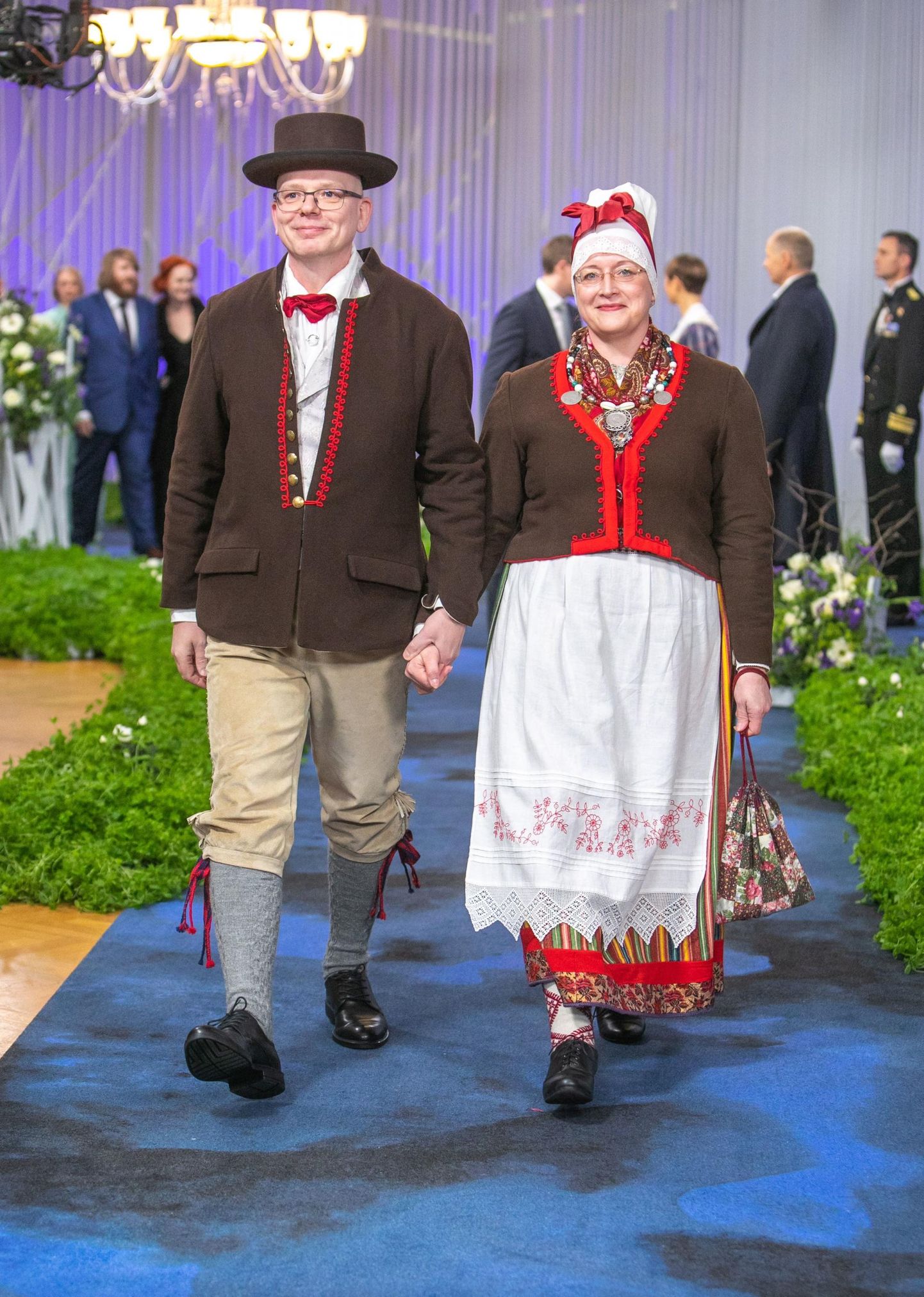 Rahvarõivaste meister Anu Randmaa koos abikaasa Rain Randmaaga mullu Eesti Vabariigi aastapäeva vastuvõtul. Paaril on seljas Anu valmistatud Tõstamaa kihelkonna rahvarõivad.