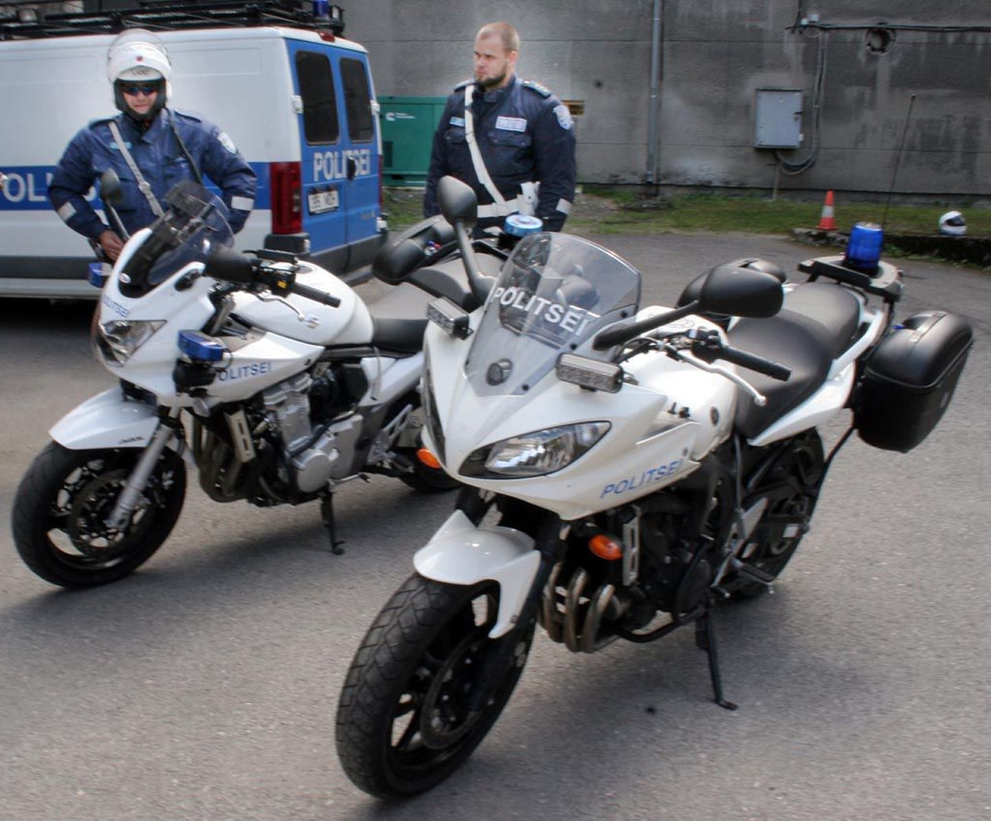 Motopolitseinik Jüri Pildil (vasakul) on küll veidi kahju, et Lääne politseiprefektuurile uut Suzuki Hayabusat ei ostetud, kuid Bandit ja Fazergi on võimekad rattad.