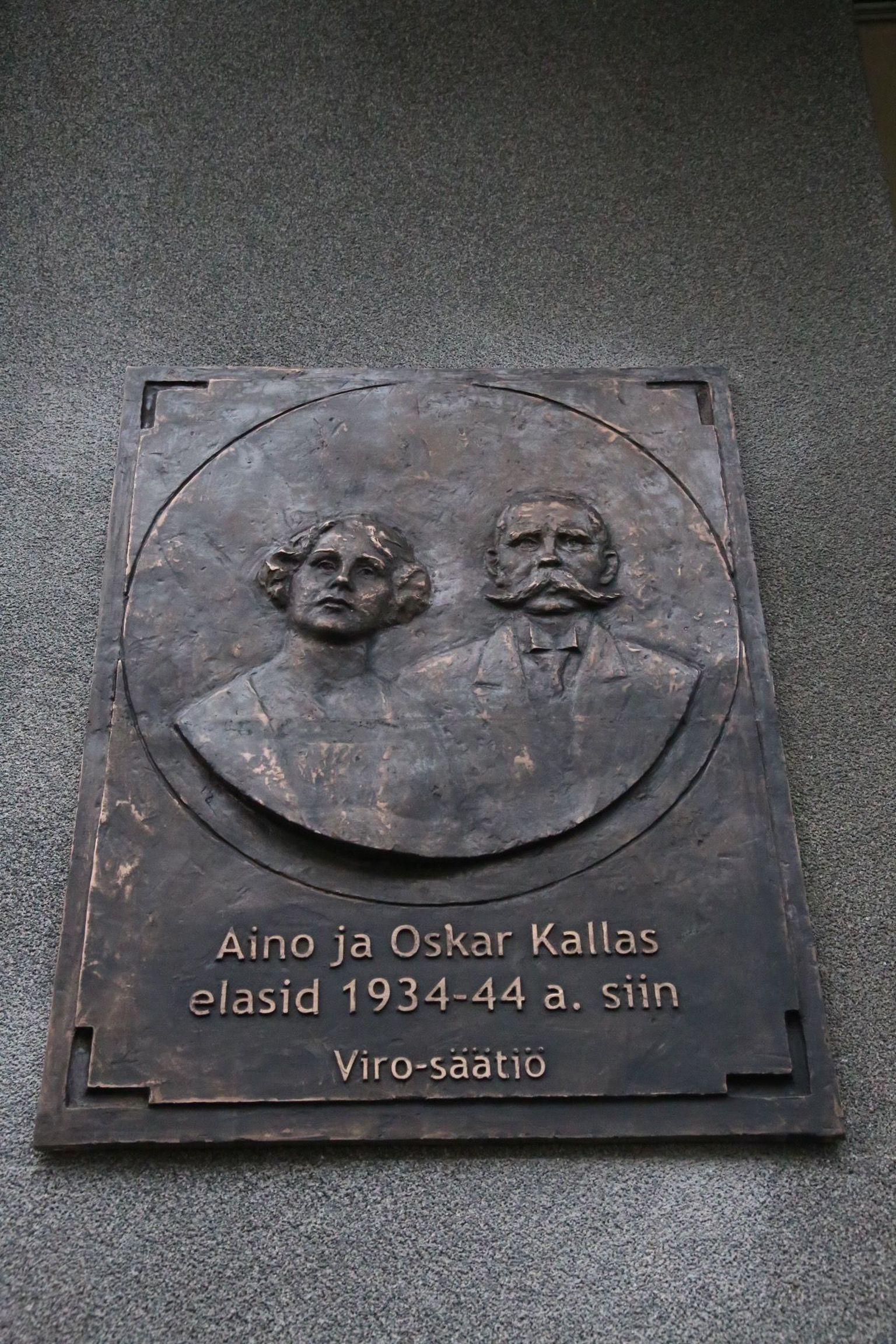 Bareljeef Tallinnas, Pärnu maantee 23 – selles majas elasid Aino ja Oskar Kallas aastatel 1934-1944. Skulptor Ekke Väli