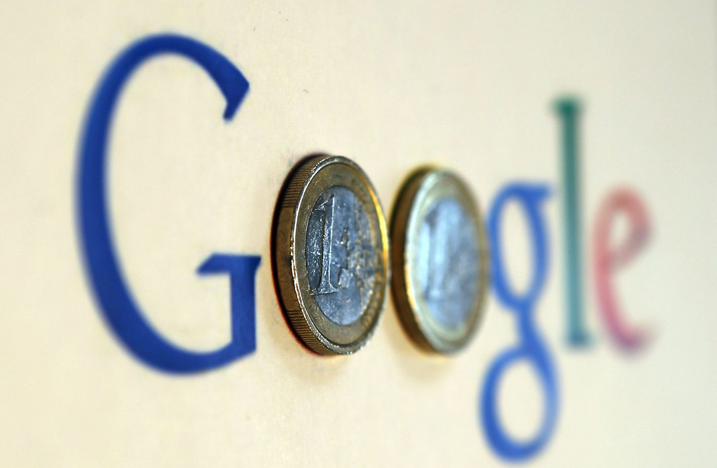 Google'i logo euromüntidega.
