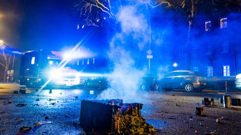 Aastavahetus Lääne-Euroopas: süüdati sadu autosi, kümned politseinikud said viga