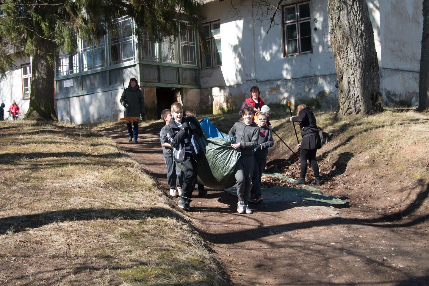 Pärandivaderite algatuse käigus koristati aprillis Hargla pastoraadi ümbrus.