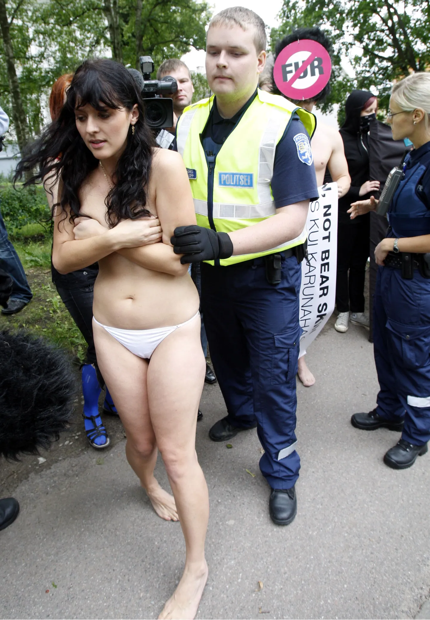 Politsei viis loomakaitsjate meeleavalduselt Briti saatkonna eest ära kolm alasti meeleavaldajat kes protesteerisid karusnaha kasutamise vastu