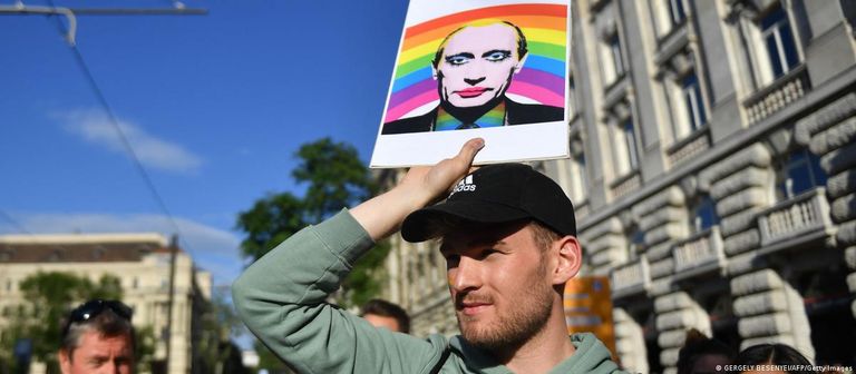 Сторонник защиты прав ЛГБТ-людей в России, Будапешт, июнь 2021 года.