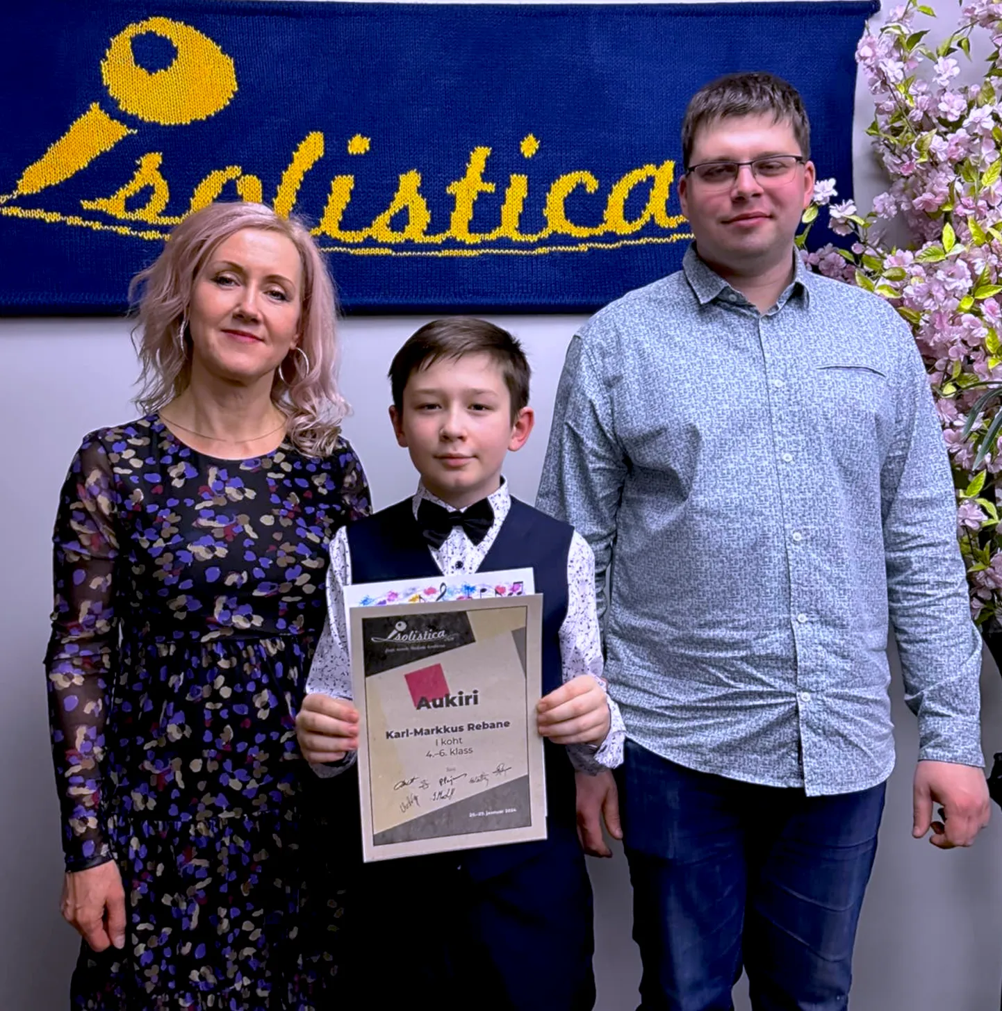 Karl-Markkus Rebane (keskel) koos oma õpetaja Margot Suure ja kontsertmeister Jürgen Järvpõlluga.