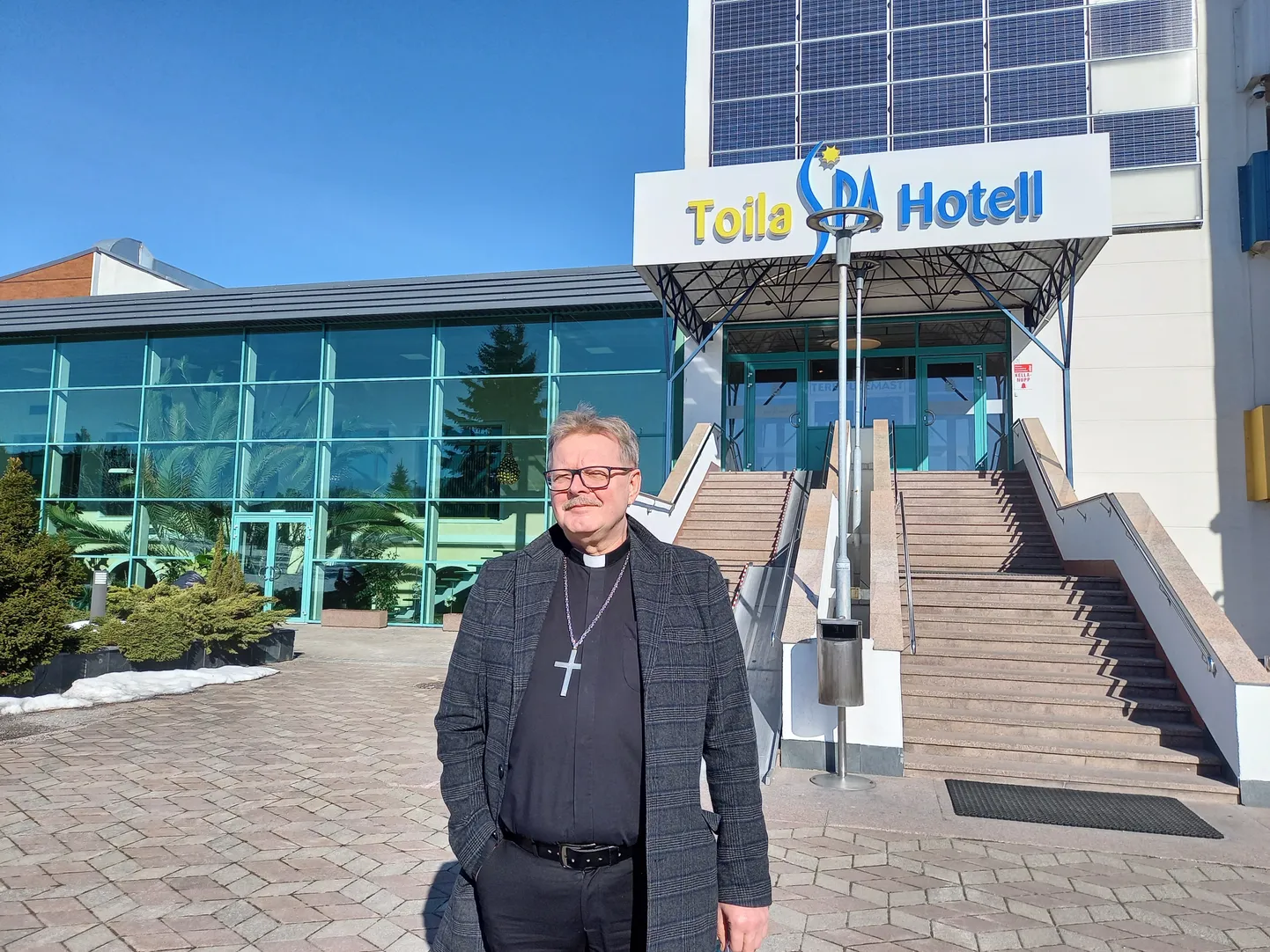 Jõhvi metodisti kiriku pastor Artur Põld pidas eile äsja saabunud põgenikele Toila spaas palvuse ning lubas neile korraldada tutvumise Jõhvi linna võimalustega, samuti korraldada rõivaabi.