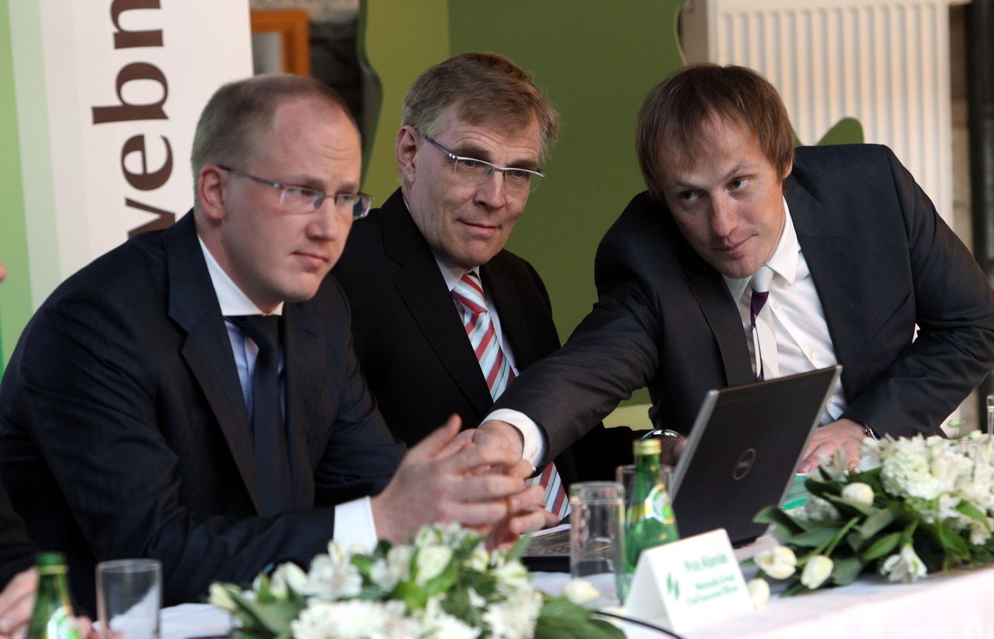 Webmedia eilne pressikonverents, kus CCC aktsiate omandamisest teada anti.  Pildil on CCC tegevjuht Jorma Kallio (keskel), vasakul Priit Alamäe ja Taavi Kotka.
