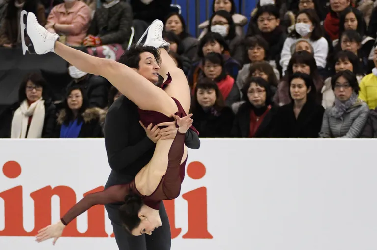 Tessa Virtue ja Scott Moir tegemas erootiliseks peetud liigutust