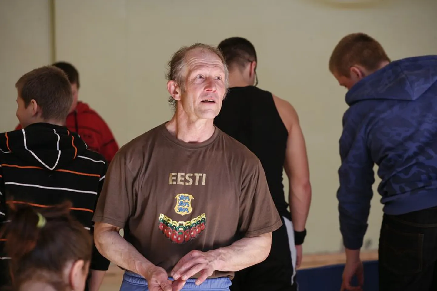 Järva-Jaani sangpommientusiast Kalle Puss (esiplaanil) on suutnud spordipisikut süstida nii noortesse kui vanadesse. Seenioride sangpommitõstmise maailmameistrivõistlustel ongi ta viimased paar aastat käinud kõrvu Saima Saarega.