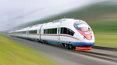 В России запустят сверхскоростной поезд: из Москвы до Петербурга можно будет доехать за два часа