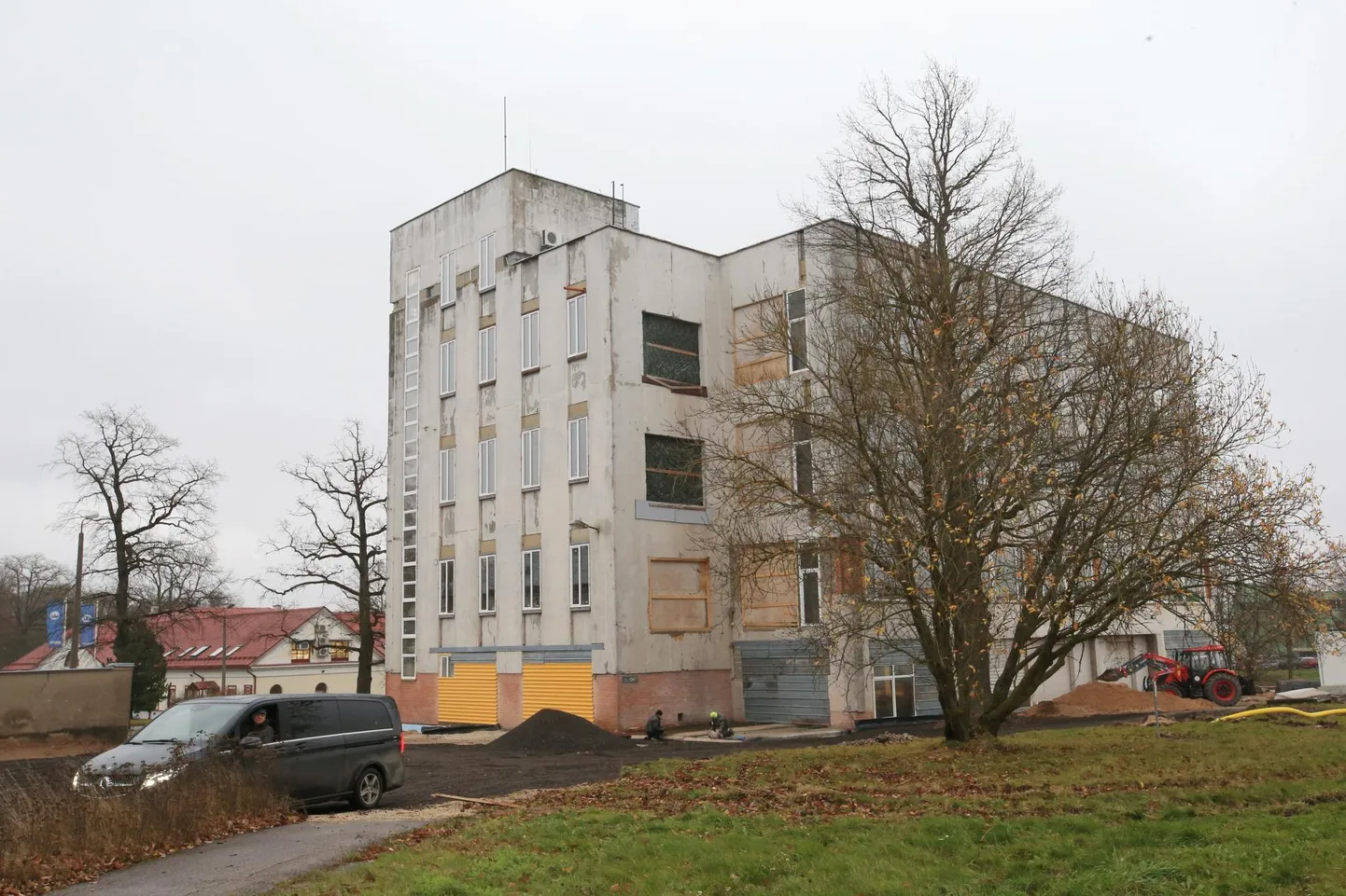 Tähe 104a juures käib praegu vundamendi soojustamine. Eelmisel neljapäeval hoidis töödel silma peal ka majaomanik Allan Unt (mustas Mercedese bussis).