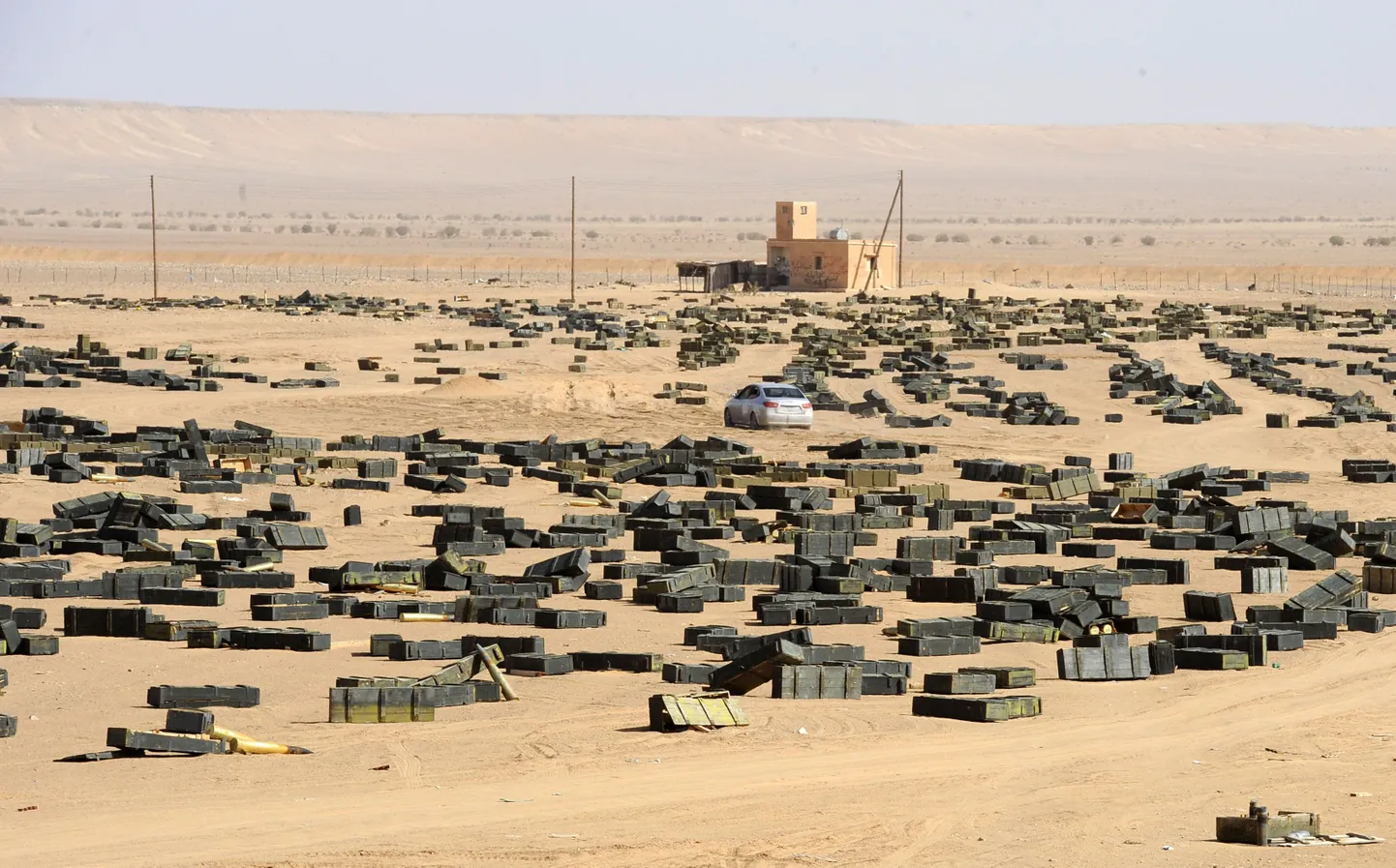 Mürsukastid Liibüas Surti linnast lõunasse jäävas kõrbes.