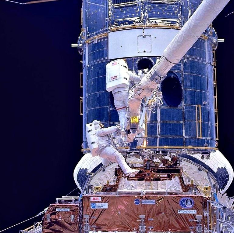 Kosmosesüstiku Endeavour meeskond töötamas 1993. aastal Hubble’i kallal eesmärgiga parandada teleskoobi vigasest peapeeglist tulevaid moonutusi. Kokku kulus neil selleks 11 päeva, mille käigus sooritati viis kosmosekõndi ning kasutati üle saja spetsiaalse tööriista. 